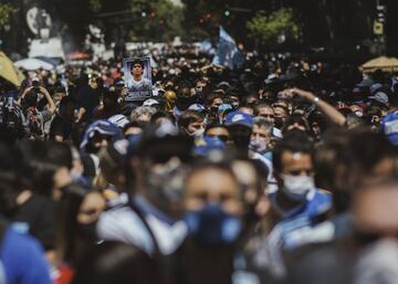 Normalmente cuando una leyenda fallece, se dice que pasa a ser eterno. Maradona ya lo era mucho antes de que perdiera su vida el 25 de noviembre a los 60 a?os a causa de una insuficiencia cardaca aguda provocada por un edema en el pulmn. La muerte del considerado por muchos mejor jugador de todos los tiempos caus un revuelo tal en Argentina, su pas natal, que se declararon tres das de luto oficial y a su funeral acudieron miles de personas, llegando a provocar avalanchas y encontronazos entre sus seguidores y la polica que aseguraba el acto en plena pandemia. D10s result ser tambin mortal. 