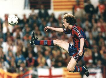 El centrocampista comenzó su carrera en el Barcelona, en 1993. Estuvo en el club culé hasta 1996. En el Alavés jugó entre 2000 y 2003.