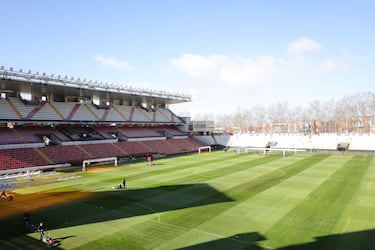 Estado del césped del Estadio de Vallecas.