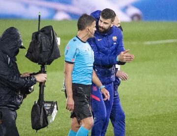 Piqu&eacute; protesta a Gil Manzano al final del Cl&aacute;sico de la pasada temporada disputado en el Di St&eacute;fano.