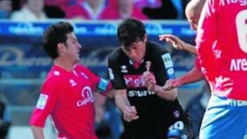 <b>CONTROL. </b>El Numancia apenas dio opciones al Sporting. En la imagen, Maldonado no puede con Moreno, Aranda y Nagore.