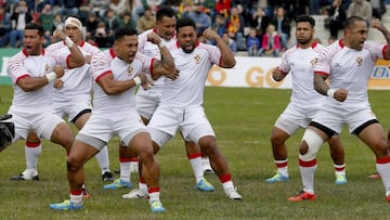 GRA242. MADRID, 12/11/2016.- Los jugadores de Tonga realizan el baile del "sipi tau" antes del partido de rugby que disputan frente a España en el Complejo Deportivo Zona Norte de la Universidad Complutense de Madrid. EFE/JuanJo Martin.