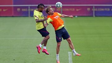 Rakitic, con Vidal en un entrenamiento.