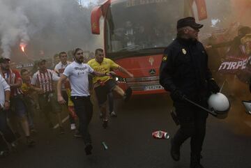 Los seguidores del Sporting de Gijón protagonizaron graves incidentes, con la policía, a la llegada del autobús del Sporting, en las inmediaciones del Molinón. 
