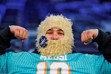 Un aficionado del Inter Miami ataviado con un peculiar pasamontañas y la camiseta de Leo Messi presencia en la grada el partido de ida de la Copa de Campeones de la Concacaf 2025 que enfrentó a su equipo con el Sporting Kansas City en Kansas. La estrella argentina no defraudó a sus incondicionales y consiguió marcar el único gol del partido.
