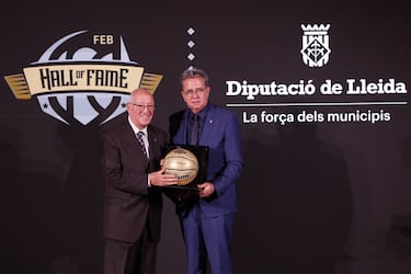 Santiago Fernández recibe el premio de manos de Joan Talleran, presidente del Ayuntamiento de Leyte.