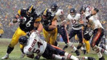 "The Bus" Jerome Bettis pasando por encima de Urlacher