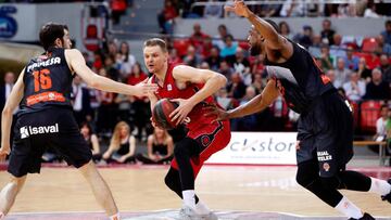 GRAF9114.ZARAGOZA, 27/04/2019.- El escolta lituano del Tecnyconta Zaragoza, Renaldas Seibutis (c), con el balón ante los jugadores del Valencia Basket, Guillem Vives (i) y el estadounidense Will Thomas, durante el encuentro de la ACB disputado en el pabellón Príncipe Felipe de la capital aragonesa. EFE / JAVIER BELVER.