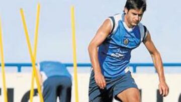 <b>TRABAJA A TOPE. </b>Paredes espera convencer a Schuster el domingo ante el Racing.
