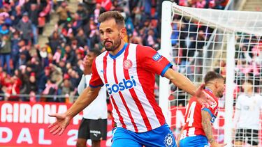 El delantero uruguayo sigue haciendo lo que siempre ha sabido hacer: goles. El sábado hizo dos. El Girona perdía 0-1 en el minuto 81 y Stuani (37 años), que había entrado en el campo en el 76’ como solución de urgencia, empató en el 82’ y marcó el gol de la victoria en el 87’. Remontada con nombre propio. Christian Stuani, de profesión goleador.