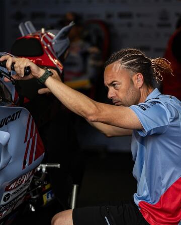 El Gresini Racing colocó las rastas de Hamilton a sus mecánicos en un divertido montaje en su Instagram.