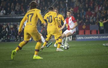 Messi and Arthur combine for the opening goal. Min.2. 0-1