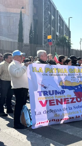 Embajada de Estados Unidos recibe protesta por invadir Venezuela: “Viva Maduro y viva Chávez”