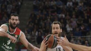 Sergio Rodríguez penetra ante Bourousis.