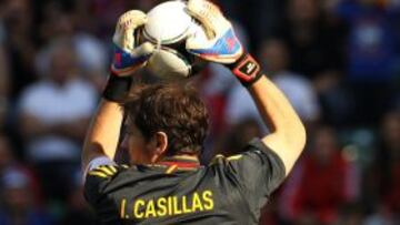 Spain&#039;s national football team goalkeeper and captain Iker Casillas catches the ball during the friendly football match between Spain and Serbia at the AFG Arena, in St Gallen on May 26, 2012. Spain won 2-0. AFP PHOTO / ALEXANDER KLEIN
