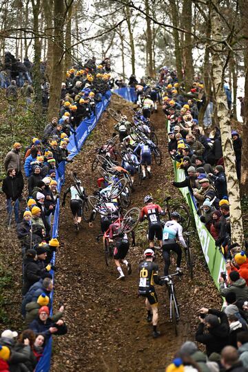 No es que este grupo de ciclistas no sepa cómo se monta en bici, es que en ocasiones la dureza en el ciclocross es tan extrema que es preferible en algunos tramos hacer el recorrido a pie y con la bici a cuestas que montado en ella.