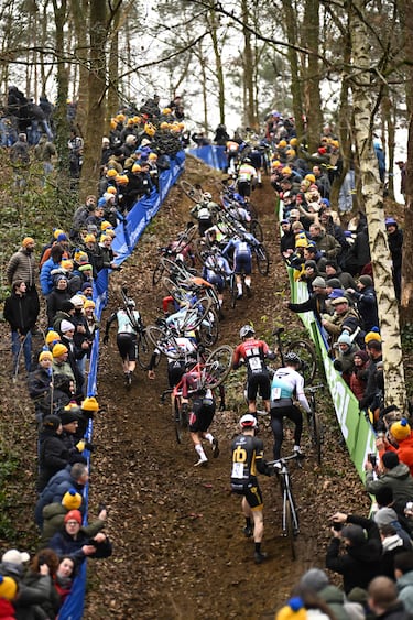 No es que este grupo de ciclistas no sepa cómo se monta en bici, es que en ocasiones la dureza en el ciclocross es tan extrema que es preferible en algunos tramos hacer el recorrido a pie y con la bici a cuestas que montado en ella.