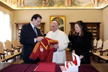 En 2013, el Papa Francisco visti車 Espa?a por primera vez desde que fuera nombrado Obispo de Roma. Le recibi車 el presidente del Gobierno en aquel momento, Mariano Rajoy, junto a la esposa de 谷ste, Elvira Rodr赤guez. El presidente Rajoy, sabiendo de la pasi車n futbolera del Sumo Pont赤fice, le regal車 una camiseta de la Selecci車n Espa?ola de f迆tbol.