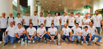 La foto de familia en el aeropuerto de El Prat.