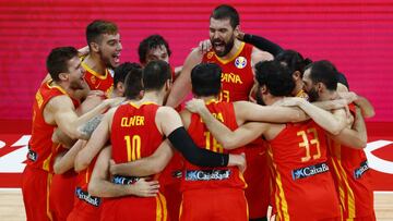 Los jugadores de la Selecci&oacute;n celebran el oro conseguido ayer en Pek&iacute;n.