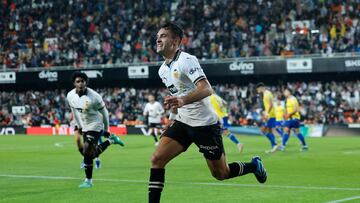 VALENCIA, 23/10/2023.- El delantero del Valencia, Hugo Duro, celebra el segundo gol de su equipo durante el encuentro correspondiente a la jornada 10 de primera división que disputan hoy lunes frente al Cádiz en el estadio de Mestalla, en Valencia. EFE / Biel Aliño.