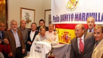 <b>VA POR DON VICENTE. </b>Del Bosque posó con la Peña Juanito.