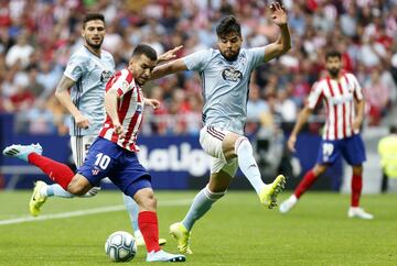 El jugador del Atlético de Madrid, Correa, trata de lanzar el balón ante el jugador del Celta, Araujo. 
 

