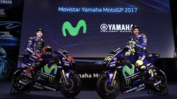 GRA202. MADRID, 19/01/2017.- Los pilotos de motociclismo Valentino Rossi (d) y Maverick Viñales, posan durante la presentación del Movistar Yamaha MotoGP Team, celebrada hoy en Madrid. EFE/Emilio Naranjo