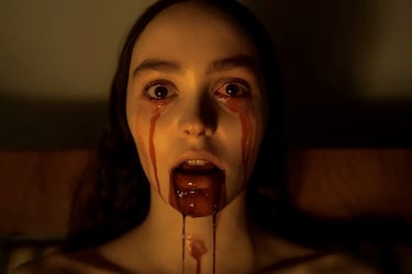 El remake de ‘Nosferatu’ presenta una inédita imagen de Lily-Rose Depp como protagonista de la película