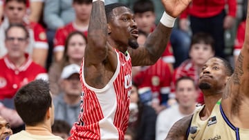 El base estadounidense de UCAM Murcia Dylan Ennis (c) con el balón ante la presión del alero estadounidense de FC Barcelona Will Clyburn (d) durante el partido de la décimo octava jornada de la liga Endesa que están disputando este domingo en el Palacio de los Deportes de Murcia.