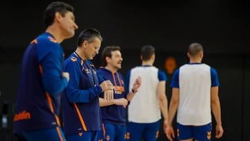 Pedro Martínez, junto a sus ayudantes.