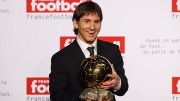 Messi posa con su primer Balón de Oro (2009).