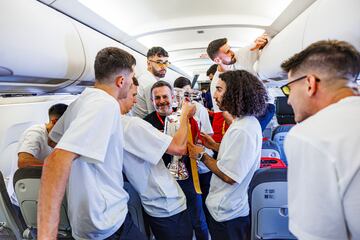 Dani Olmo y Marc Cucurella observan la Eurocopa durante el viaje de vuelta a España.