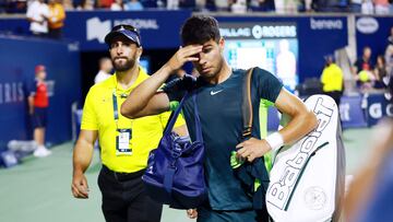 Carlos Alcaraz deja la pista tras perder contra Tommy Paul en Toronto.