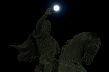 La Luna Llena se eleva sobre el cielo creando una escena impactante con la estatua del Emir Timur en Tashkent, Uzbekist¨¢n.