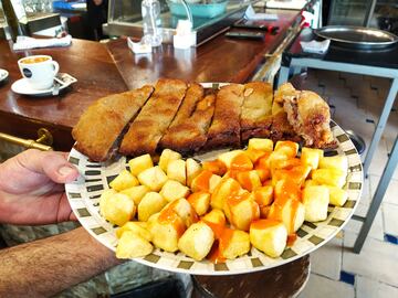 Cachopo con patatas, plato estrella del restaurante.