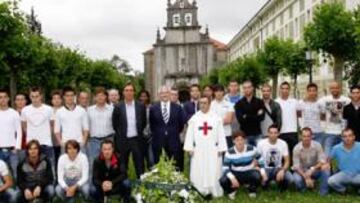 <b>FOTO DE FAMILIA. </b>La primera plantilla racinguista posó a las puertas del Santuario junto al padre José Rueda y el centro de flores, antes de realizar la ofrenda a la Virgen.