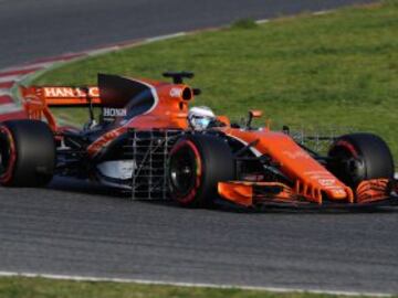 Fernando Alonso en su  McLaren MCL32.