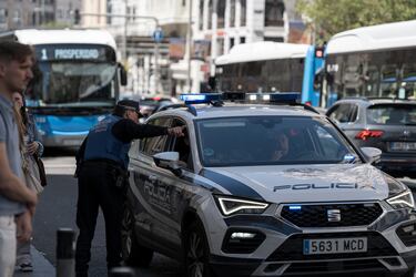 La policía toma medidas de seguridad en Madrid ante un apagón generalizado que afecta a España y Portugal.