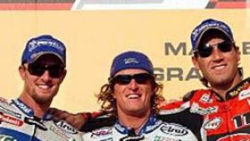 <b>CRACKS. </B>Sete (centro) y Xaus celebran su magnífica carrera en el podio junto a Edwards.