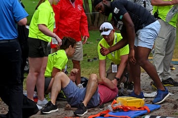 Una tormenta eléctrica paró el juego en el East Lake Golf Club de Atlanta, el campo en el que se disputa el Tour Championship, la final de la millonaria FedEx Cup. Un rayo cayó sobre un árbol, que se incendió y provocó que varios espectadores resultaran heridos. Varias ambulancias se dirigieron al lugar del suceso, aunque, según la NBC, no correrían peligro las vidas de ninguno de los afectados. 