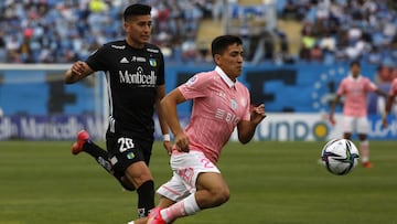 Futbol, O`higgins vs Universidad Catolica.
 Fecha 29, campeonato nacional 2021.
 El jugador de Universidad Catolica Marcelino Nunez, derecha, juega el bal&Atilde;&sup3;n contra O`higgins durante el partido de primera division realizado en el estadio El Te