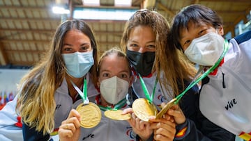 Sarai Gascón, Marta Fernández, Nuria Marqués e Isabel Yinghua, con su oro en relevos.