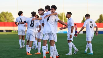 Los jugadores del Real Madrid celebran un gol al Atlético en el derbi de juveniles.