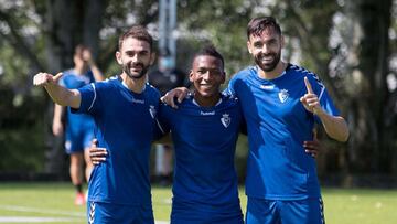 Adri&aacute;n, Estupi&ntilde;&aacute;n y Enric Gallego saludan tras un entrenamiento de la presente semana en Tajonar.