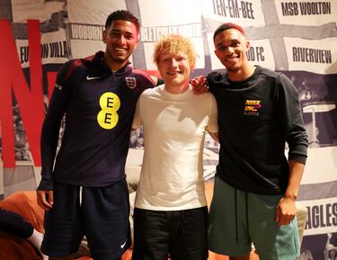 El músico Ed Sheeran posa para una foto con Jude Bellingham y Trent Alexander-Arnold durante su encuentro con la selección inglesa en el Spa & Golf Resort Weimarer Land el 1 de julio de 2024 en Blankenhain, Alemania.