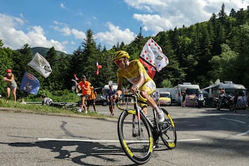 Tadej Pogacar, vestido con el maillot amarillo, en acción durante el ascenso de Plateau de Beille en la etapa 15 del Tour de Francia.