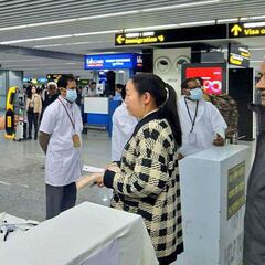 ¿Qué pasa si me contagio de coronavirus al viajar a otro país? ¿Puedo volver a España?