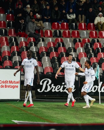 El Paris FC, de la Ligue 2 francesa tiene el mismo espnsor.