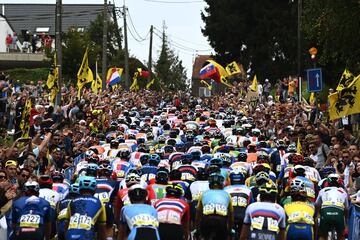 El Mundial de Mundiales se disput車 en tierra sagrada, Flandes, all赤 donde naci車n el GOAT de la bicicleta, Eddy Merckx. Con carreteras llenas de gente y un ambientazo tremendo en casi cada curva, B谷lgica no pudo con la presi車n y acab車 con guerra civil en el equipo entre Van Aert y Evenepoel a la vez que Alaphilippe conquistaba su segundo arco赤ris consecutivo.